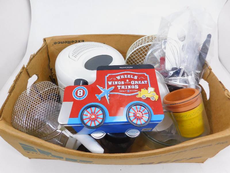 Lot of Kitchen Items