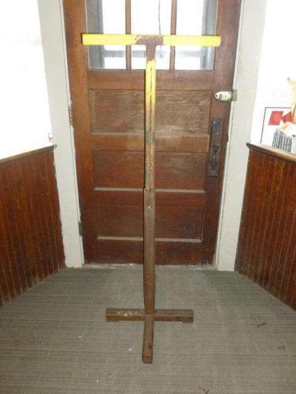 lot 19 image: Carpenters Stand