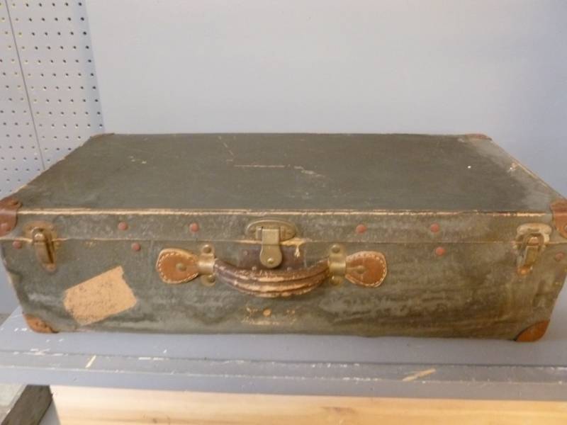 lot 23 image: Vintage Travel Case