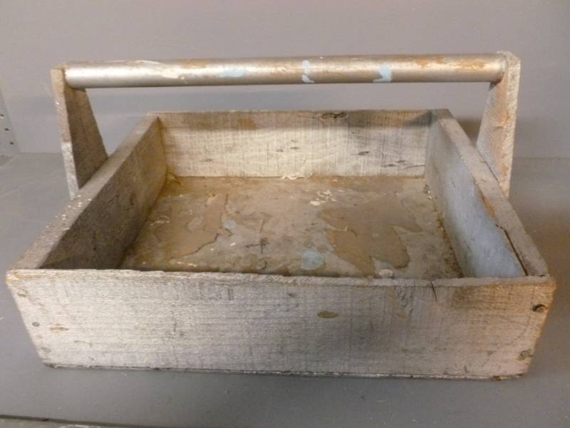 lot 24 image: Vintage Carpenters Box