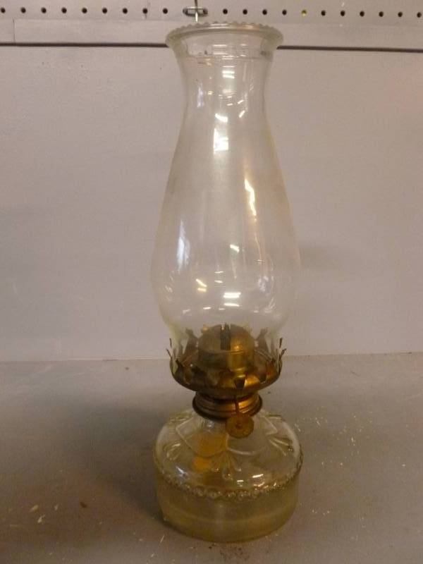 lot 42 image: Vintage Oil Lamp