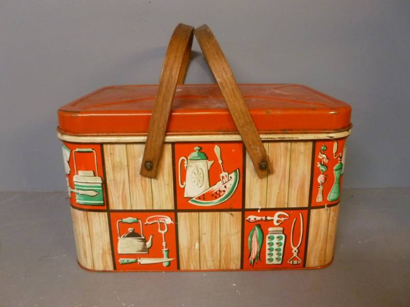lot 92 image: Vintage Picnic Basket