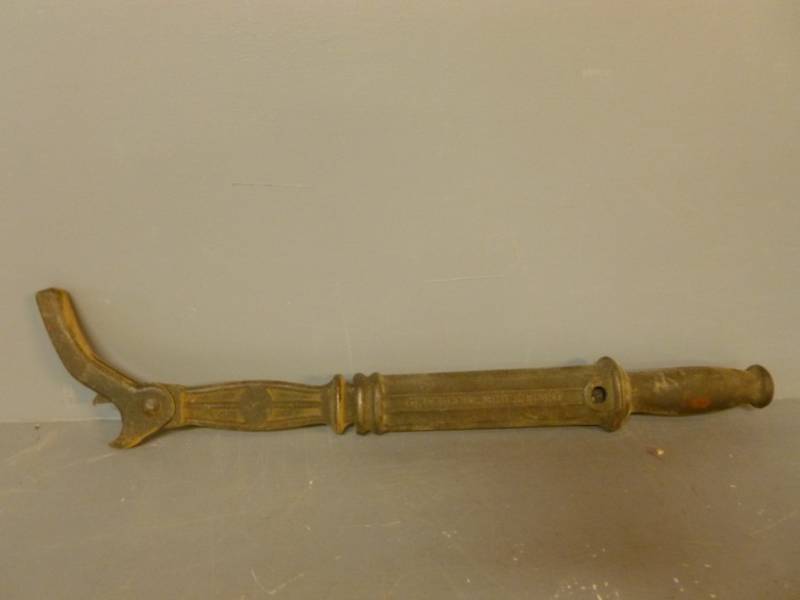 lot 143 image: Antique Nail Puller