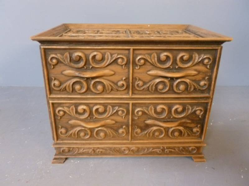 lot 192 image: Vintage Jewelry Box