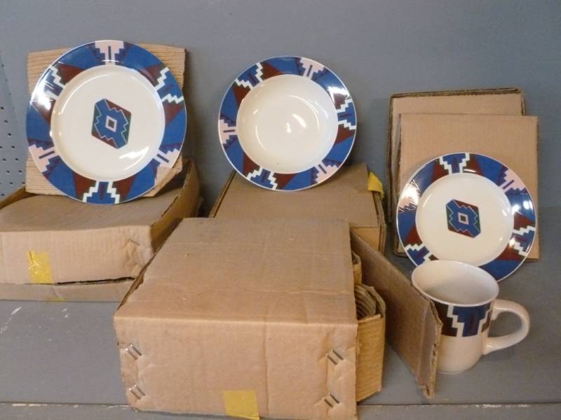 lot 213 image: Dinnerware Set