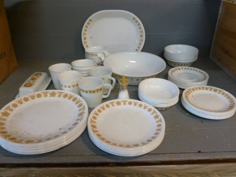 lot 214 image: Corning Corelle