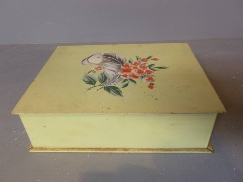 lot 223 image: Vintage Jewelry Box