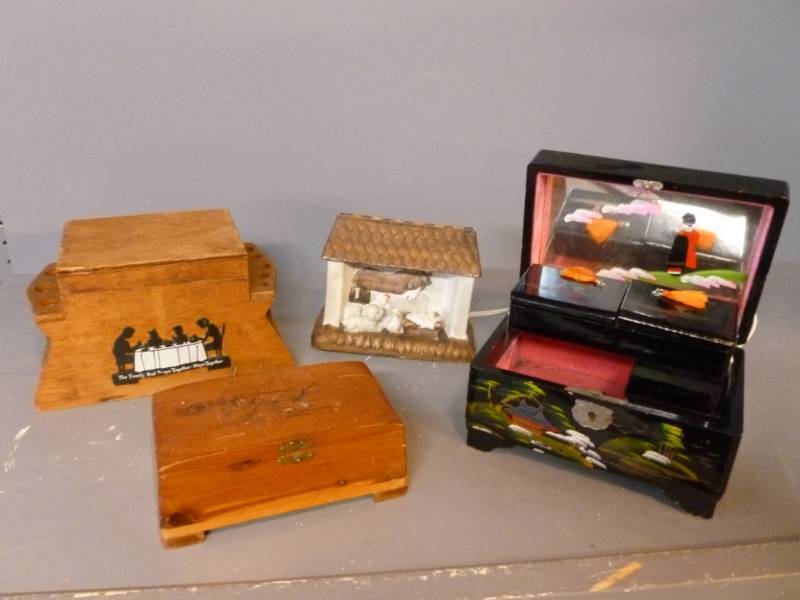 lot 225 image: Vintage Jewelry Box