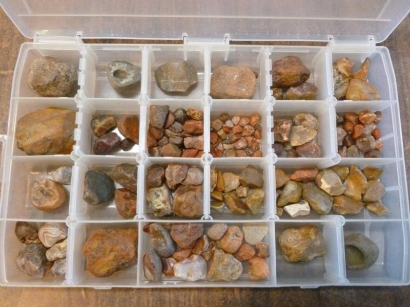 lot 238 image: Collector Rocks