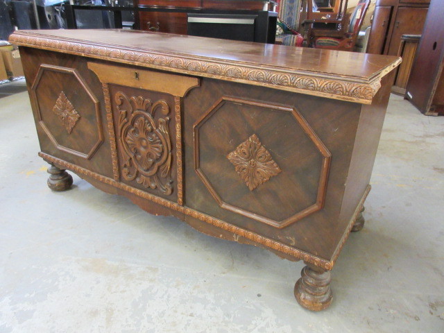 VINATAGE CEDAR CHEST