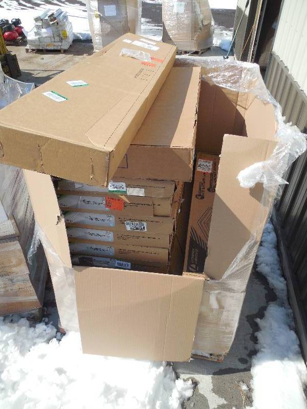 PALLET LOT OF LIGHT FIXTURES
