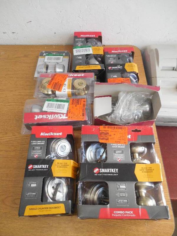lot 24 image: (8) DOOR KNOB ENTRY SETS