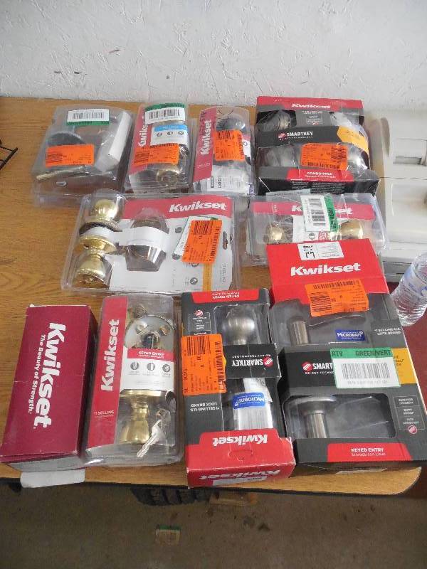lot 28 image: (10) DOOR KNOB ENTRY SETS