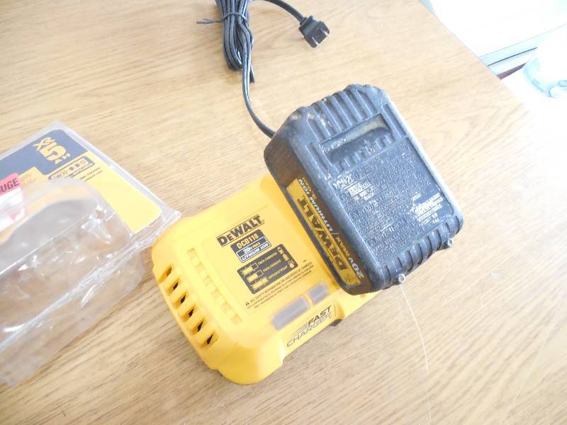 lot 39 image: DEWALT 20V BATTERY AND CHARGER