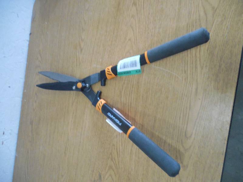 lot 40 image: Fiskars 8 in. Hedge Shears