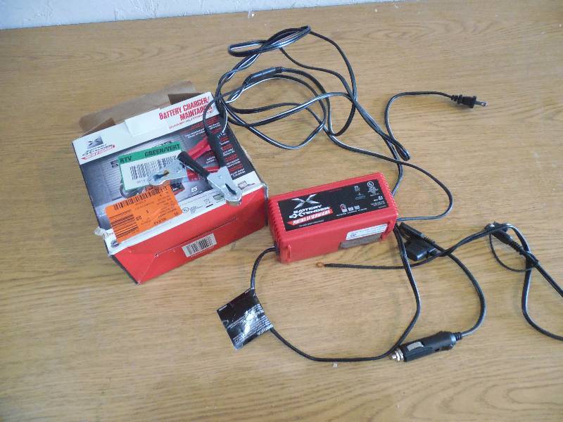 lot 43 image: Schumacher 6-Volt or 12-Volt, 2 Amp Automotive Battery Charger