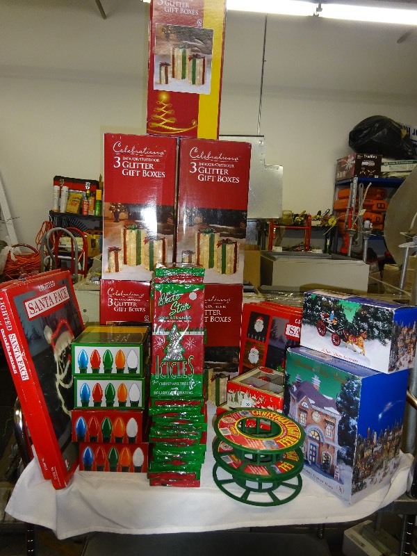 lot 7 image: Variety of Christmas Items