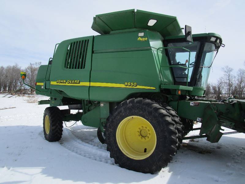 lot 2 image: JD 9650 Combine