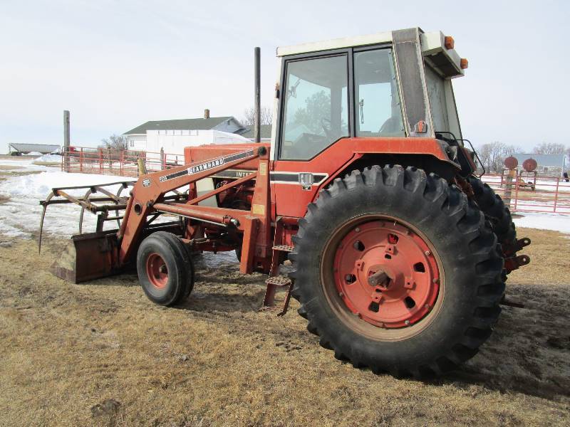 lot 3 image: International 186 Hydro wFarmhand F235 Loader
