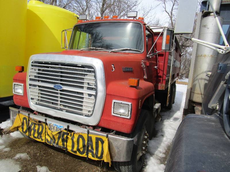 lot 9 image: 89 Ford L9000 Grain Truck
