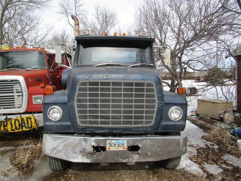 lot 14 image: 79 Ford 9000 Grain Truck
