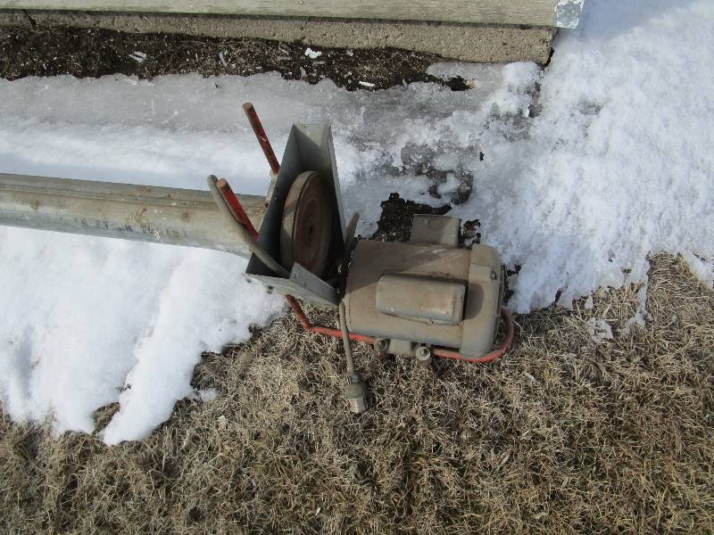 lot 33 image: 3 X 15 Bin Sweep Auger
