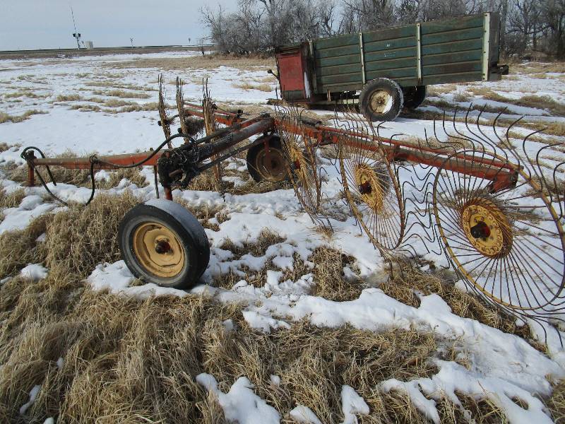 lot 20 image: Massey-Ferguson 6 Wheel Rake