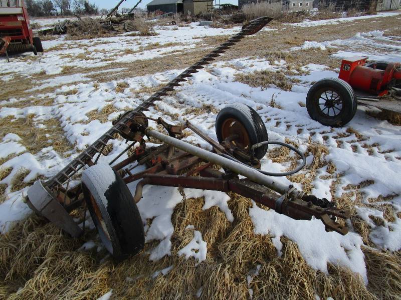 lot 21 image: International 1100 Mower