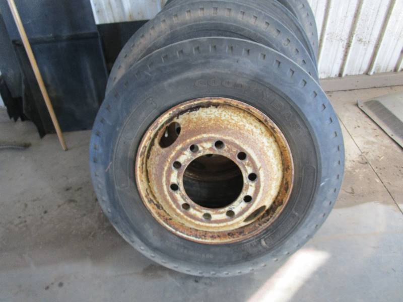lot 24 image: (4) 11-22.5 Tire & Wheels