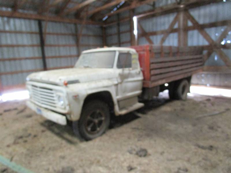 lot 30 image: 68 Ford 600 Grain Truck