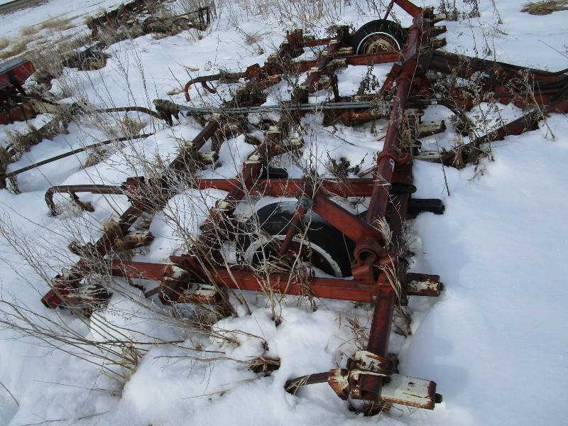 lot 32 image: IH Vibra Shank & 2 Melroe Drills wGrass Seeders