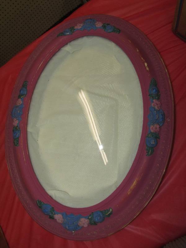 lot 380 image: ANTIQUE OVAL PICTURE FRAME WITH BUBBLE GLASS, MADE INTO A SHADOW BOX