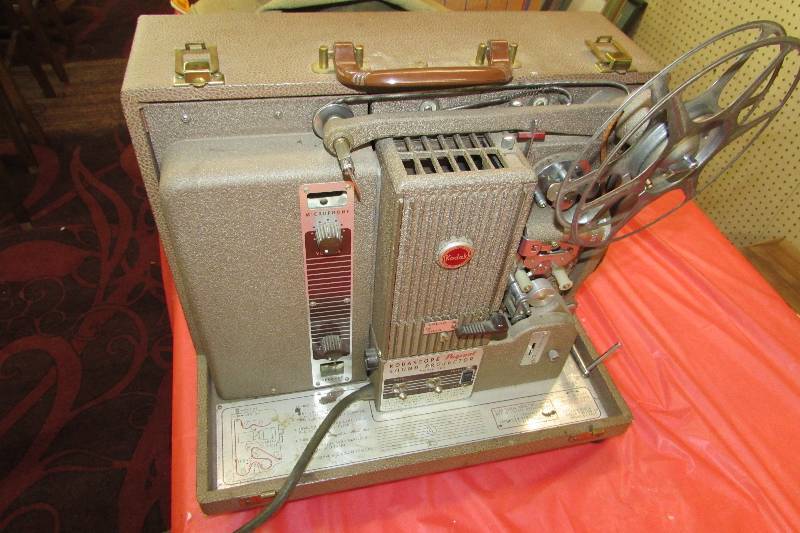 lot 382 image: KODAK KODASCOPE PAGEANT SOUND PROJECTOR, MODEL 7K2