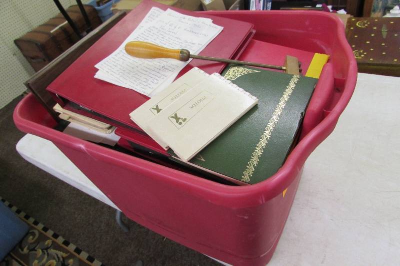 lot 391 image: TOTE FULL OF BINDERS, PICTURE ALBUMS AND JOURNALS. ALL OF THEM HAVE TO DO WITH SAFARI TRIPS.