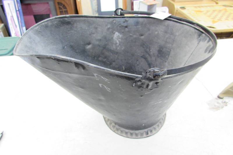 lot 398 image: VINTAGE COALASH BUCKET