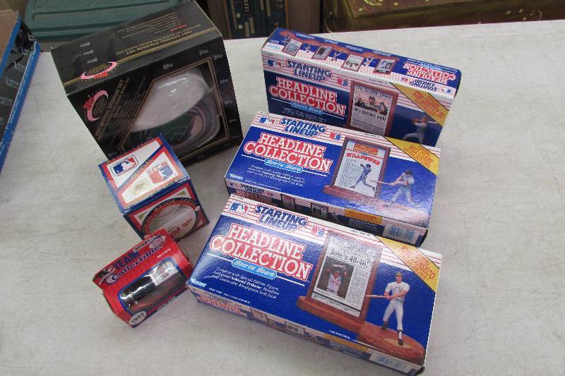 lot 400 image: BASEBALL FIGURES, MN TWINS BALL, MN TWINS CAR, TOPPS STADIUM SET