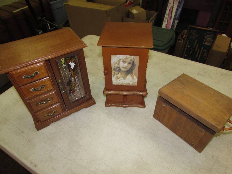 lot 404 image: VINTAGE TO NEWER JEWELRY