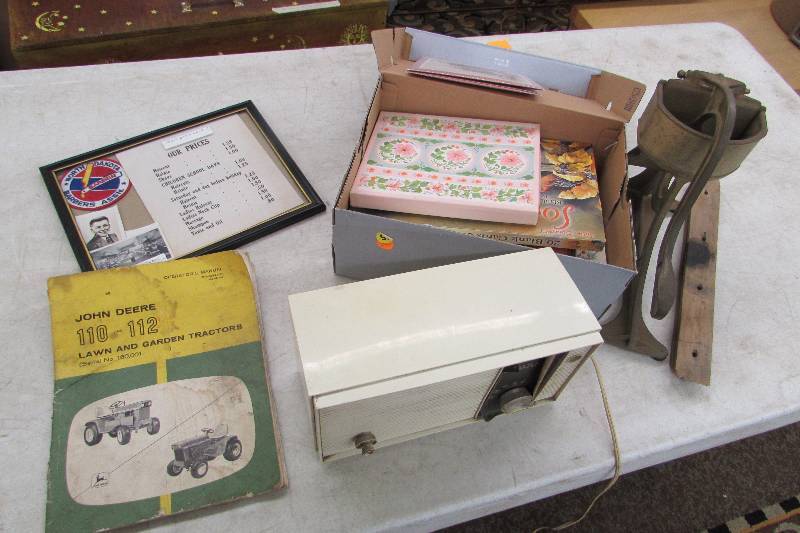 lot 406 image: MISC VINTAGE HOUSEHOLD ITEMS
