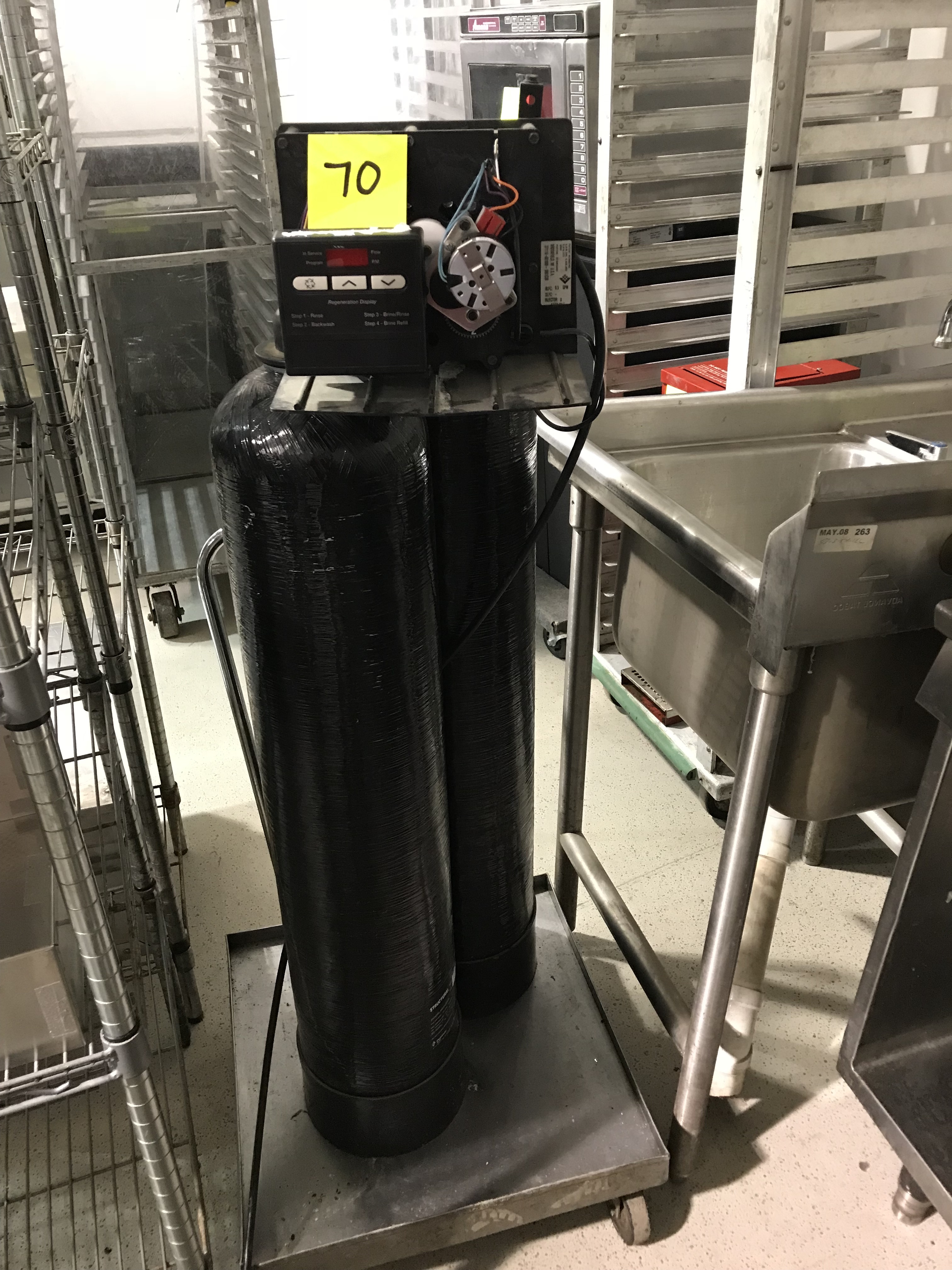 lot 70 image: Pentair 8X40PE (ser #022007045) water filtering tank with digital regeneration