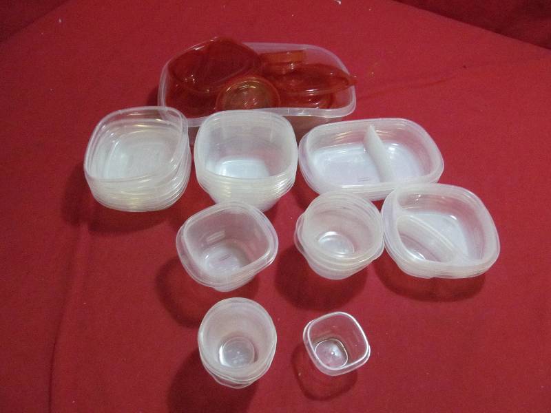 lot 13 image: Rubbermaid containers