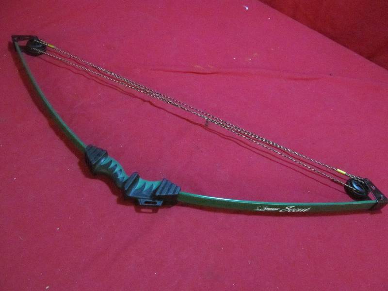 lot 19 image: Bear archery Scout bow