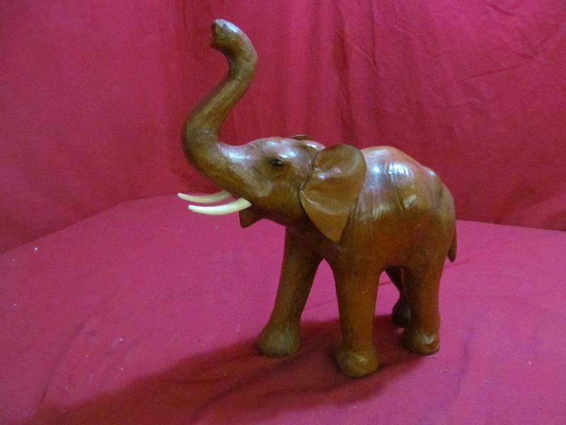 lot 26 image: Mantle dcor