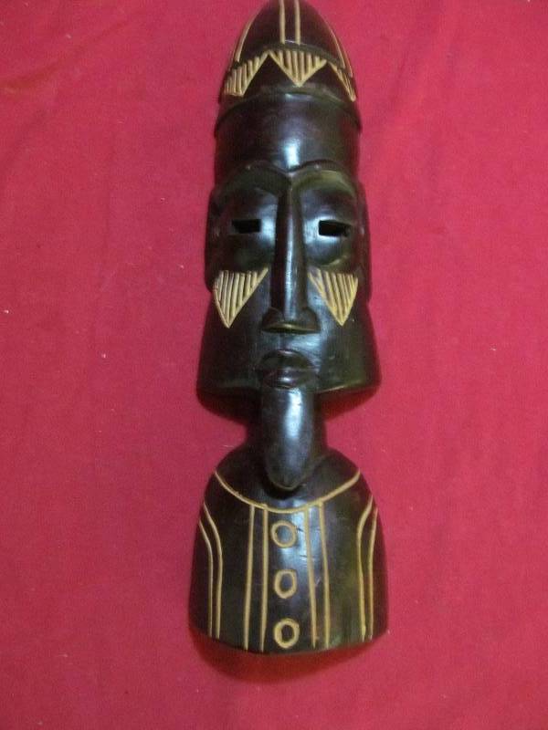 lot 28 image: African art wall dcor