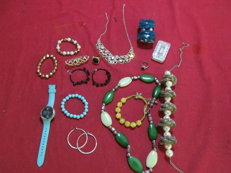 lot 52 image: costume jewelry