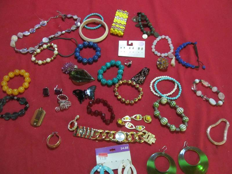 lot 53 image: costume jewelry