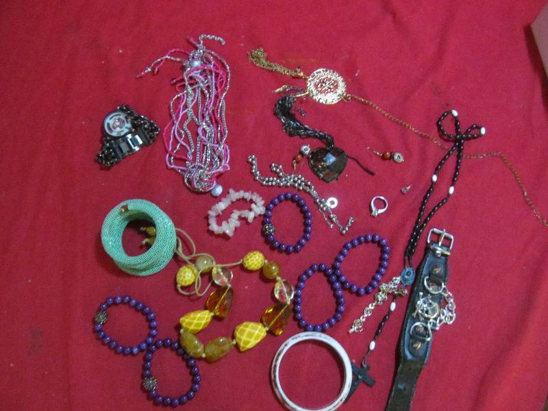 lot 58 image: costume jewelry