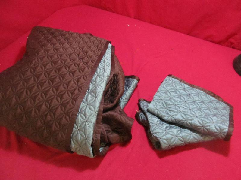 lot 70 image: bedspread, pillow shams