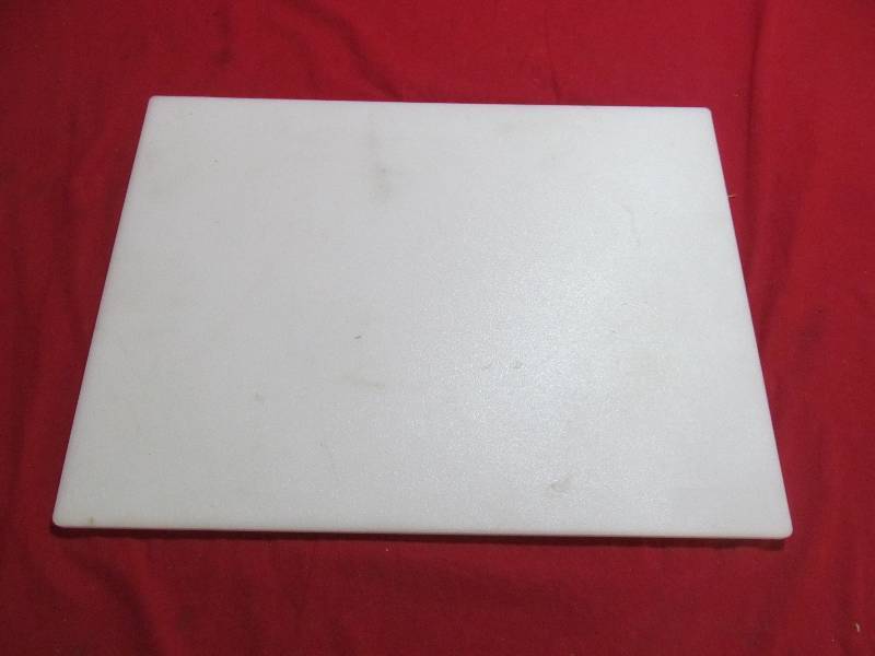 lot 75 image: Daily Chef Teflon cutting board