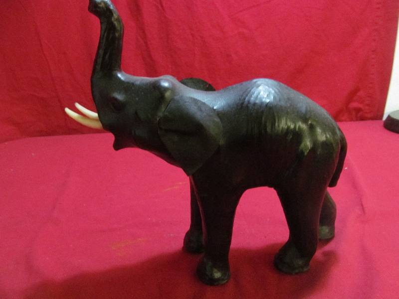 lot 87 image: Mantle dcor