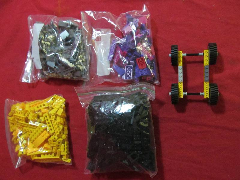 lot 112 image: Legos